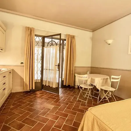 Isa-residence With Swimming-pool In Aparthotel *
